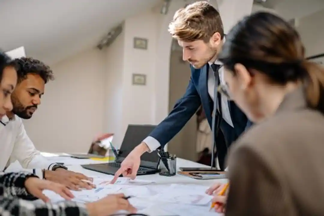 Tim beragam dalam rapat bisnis, menumbuhkan kolaborasi di kantor.